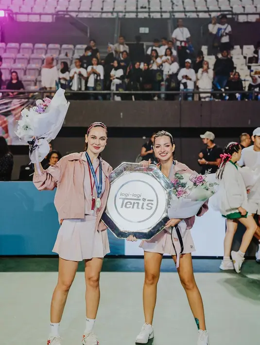 Sedangkan Nia Ramadhani juga menghadirkan tampilan rambut sleek look. Mengepang rambutnya dari atas dan menguncirnya dengan gaya pony-tail, Nia Ramadhani juga menampilkan sporty look yang sempurna. Foto: Instagram.