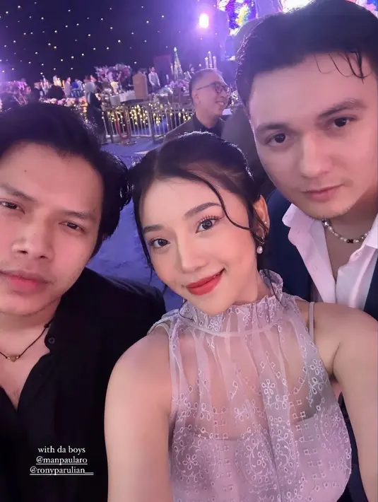 Anggis Devaki tak kalah menawan mengenakan lace sleeveless dress warna ungu muda. [@fanbaseindonesianidol]