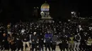 Para jamaah Muslim Palestina melaksanakan salat Tarawih pada malam pertama bulan suci Ramadan di dekat Kubah Batu, kompleks Masjid Al-Aqsa, Kota Tua Yerusalem pada 17 Februari 2026. (AHMAD GHARABLI/AFP)