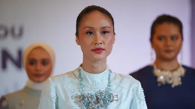 6 Gaya Makeup Wardah x Klamby di Runway London Fashion Week