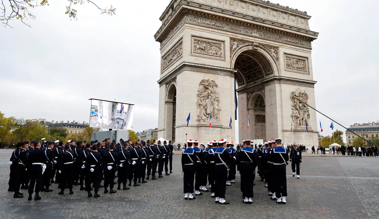 Kadet Angkatan Laut Prancis (tengah) menghadiri upacara peringatan 104 tahun Gencatan Senjata 11 November 1918 yang mengakhiri Perang Dunia I di Arc de Triomphe, Paris, Prancis, 11 November 2022. (Ludovic Marin, Pool via AP)