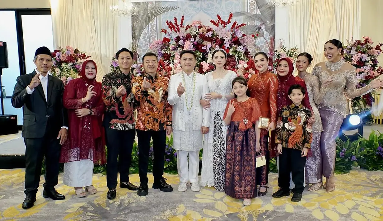 Anang Hermansyah, Azriel, dan Arsya kompak kenakan Batik bermotif phoenix dan celana panjang [@ashanty_ash]