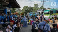 Sejumlah pemudik mulai memadati Terminal Kampung Rambutan di Kecamatan Ciracas, Jakarta Timur, Senin (17/4/2023). (Liputan6.com/Faizal Fanani)