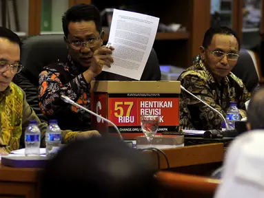 Ketua Baleg DPR Supratman Andi Agtas (kedua kanan) menunjukan Petisi dari Masyarakat Anti Korupsi di rapat pleno revisi UU KPK, Jakarta, Rabu (10/2/2016). Sembilan dari 10 fraksi di Baleg DPR menyetujui revisi UU KPK. (Liputan6.com/Johan Tallo)