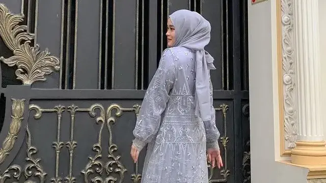 Inspirasi baju lebaran 2025 untuk remaja (credit: instagram/putridelinaa)