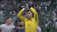 Kiper Timnas Indonesia, Maarten Paes, memberikan applause kepada fans setelah menjalani debutnya. (Dok. X/FC Dallas)