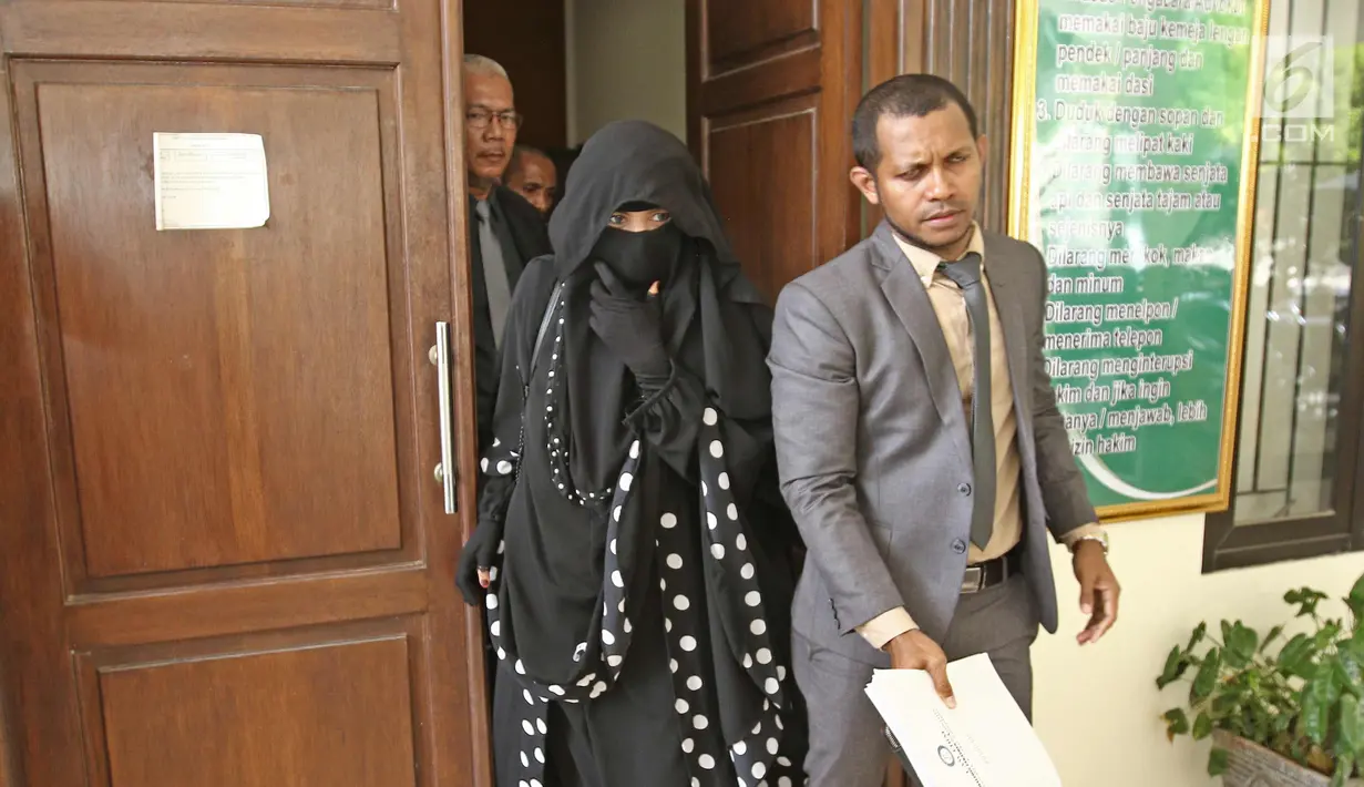 Istri komedian Caisar, Indadari usai menjalani sidang mediasi di Pengadilan Agama Depok, Jawa Barat, Selasa (31/10). Sidang Cerai Indadari dengan Caisar dengan putusan mediasi yang tidak dihadiri Caisar. (Liputan6.com/Herman Zakharia)