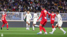 Pemain Al Nassr, Cristiano Ronaldo menggiring bola pada laga lanjutan Liga Arab Saudi melawan Damac FC di Prince Sultan bin Abdulaziz Sports City Stadium, Abha, Arab Saudi, Sabtu (25/2/2023) malam WIB. CR7 berhasil mencetak hattrick pada menit ke-18, 23', dan 44'. (Twitter/@AlNassrFC)