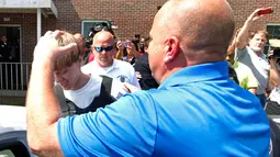 Polisi saat memasukkan Dylann Roof (21), terduga pelaku penembakan 9 orang di gereja Emanuel AME ke dalam sebuah kendaraan di Shelby  Carolina Selatan, Kamis (18/6/2015). (REUTERS/Jason Miczek)