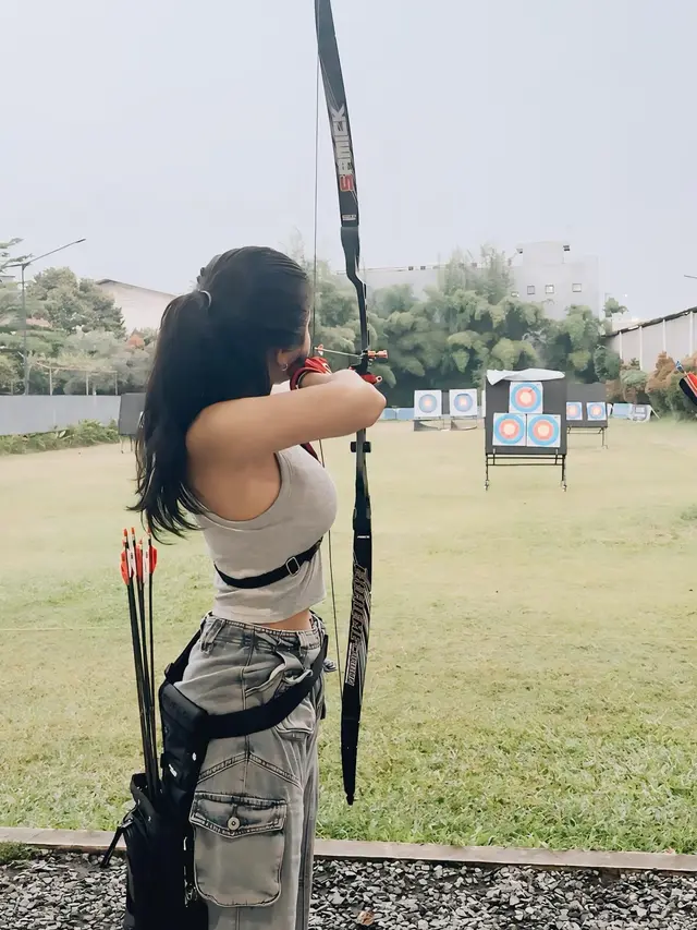 Tampil Keren, Ini 7 Potret Ghea Youbi Latihan Panahan yang Tuai Banyak Pujian