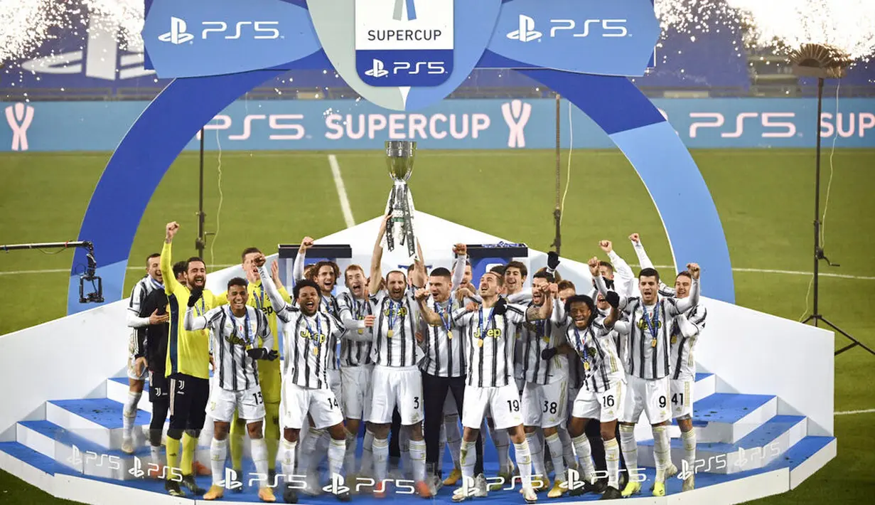 Para pemain Juventus melakukan selebrasi usai menjuarai Piala Super Italia di Stadion Mapei, Rabu (20/1/2021). Juventus menang dengan skor 2-0 atas Napoli. (Massimo Paolone/LaPresse via AP)