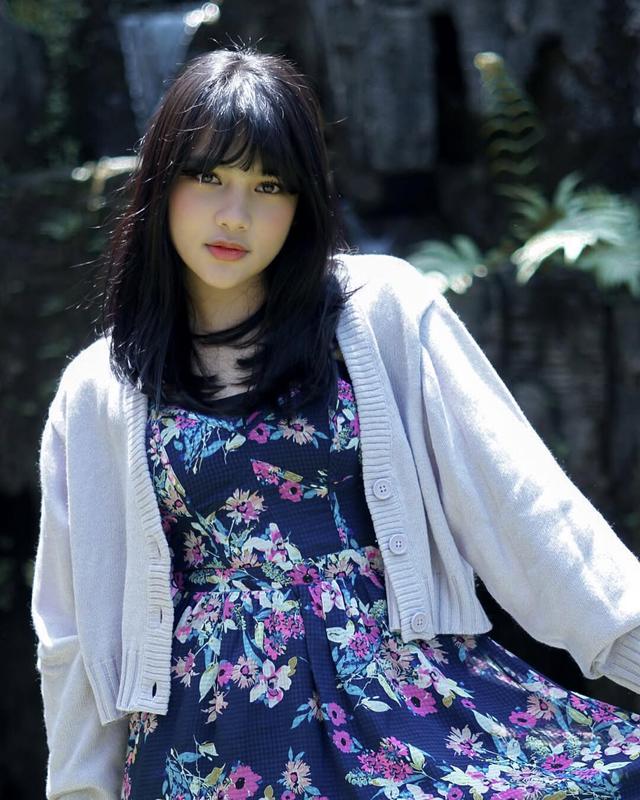 Kian memukau dengan poni, begini 6 potret model rambut panjang sebahu ala Davina Karamoy