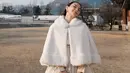 Alyssa Daguise tampil cantik saat kenakan hanbok putih bermotif emas dengan siluet longgar. [@alyssadaguise]