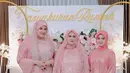 Tak hanya Tissa, sang ibu dan kakaknya juga tampil serasi dengan outfit bernuansa serupa, namun dalam versi gamis yang semakin menambah kesan harmonis dalam keluarga.  [@tissabiani].