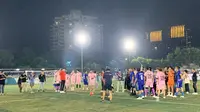 Peter Schmeichel turut meramaikan gelaran fun football bersama selebritas Tanah Air di Pancoran Soccer Field, Minggu (6/8/2023). (Liputan6.com/Melinda Indrasari)