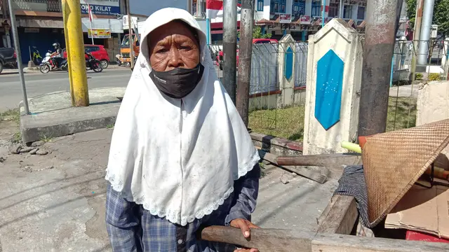 Nenek Maisaroh dan gerobak kesangannya. (Foto: Aceng Mukaram/Liputan6.com)