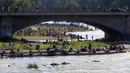 Ribuan orang menikmati cuaca musim panas di tepi sungai 'Isar' di Munich, Jerman (19/7/2020). Di tengah pandemi COVID-19, ribuan orang menikmati cuaca musim panas di dekat sungai tersebut untuk berjemur serta mendinginkan tubuh. (AP Photo/Matthias Schrader)