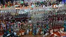Ribuan botol minuman keras aneka merek siap dimusnahkan di Kantor Bea dan Cukai, Jakarta, Kamis (15/2). Barang tersebut merupakan hasil tangkapan Bea dan Cukai bekerja sama dengan penegak hukum, kementerian, dan lembaga. (Liputan6.com/AnggaYuniar)
