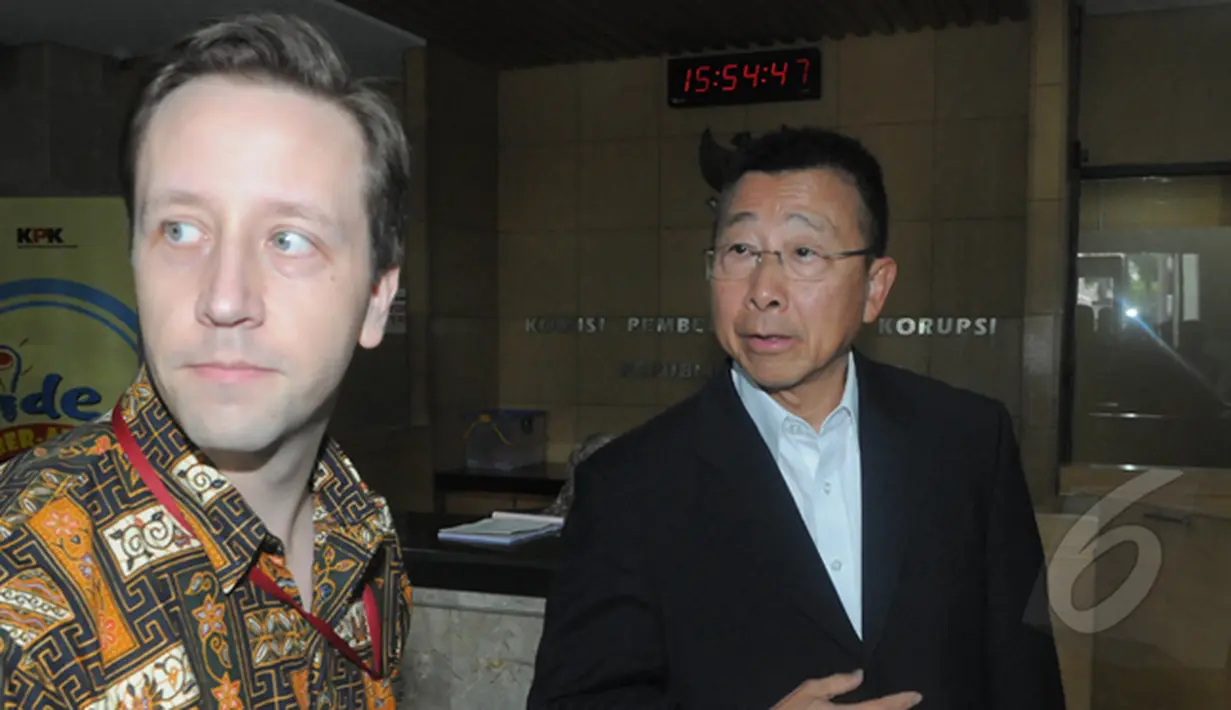  Tony Kwok (kanan) saat tiba di dalam Gedung Komisi Pemberantasan Korupsi (KPK), Jakarta, Jumat (13/2/2015). Kedatangan Tony Kwok untuk berdiskusi dengan pimpinan KPK terkait teror yang diterima staf dan penyidik. (Liputan6.com/Faizal Fanani)