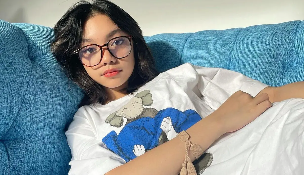 Naura Ayu berpose santai di sofa. Dia memakai kaos berwarna putih dengan make up flawless. [instagram/naura.ayu]