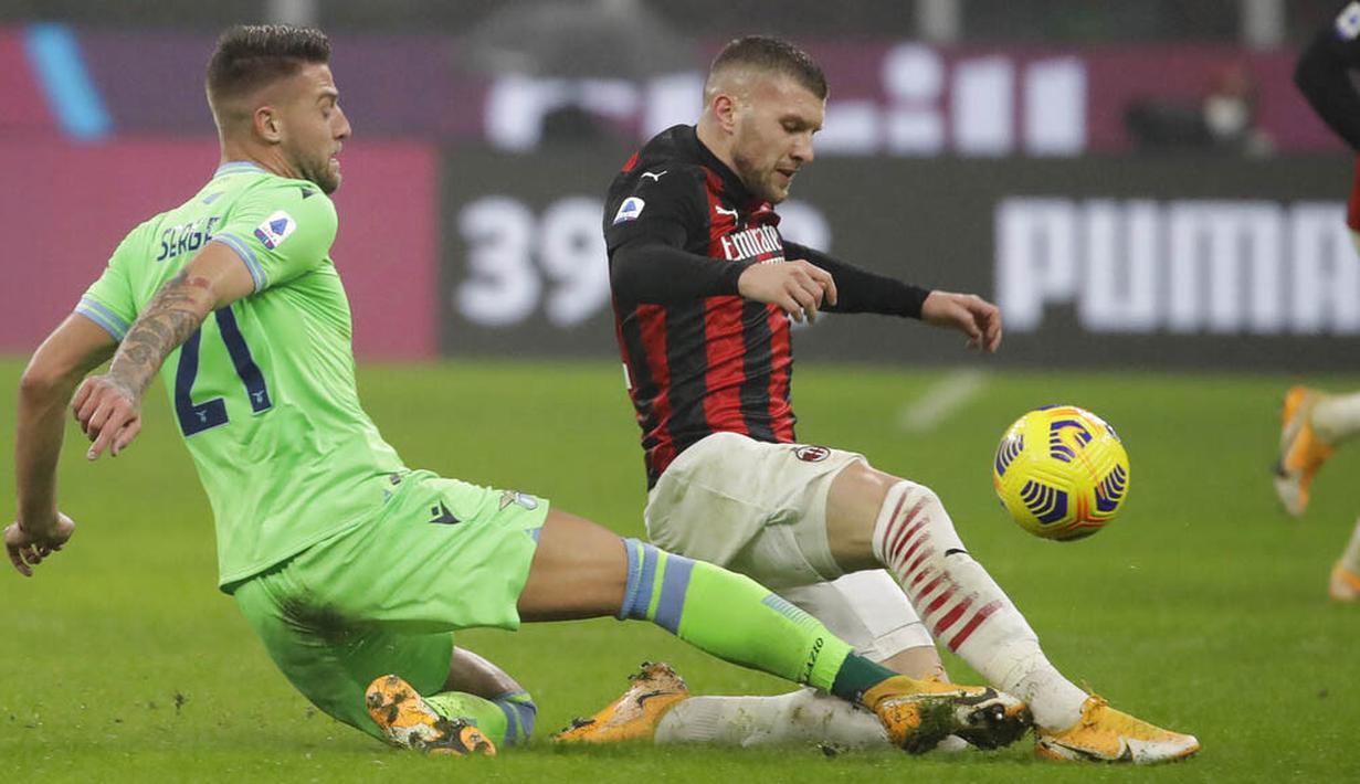 Pemain AC Milan, Ante Rebic, berebut bola dengan pemain Lazio, Sergej Milinkovic-Savic, pada laga Liga Italia di Stadion San Siro, Rabu (23/12/2020). AC Milan menang dengan skor 3-2. (AP/Luca Bruno)