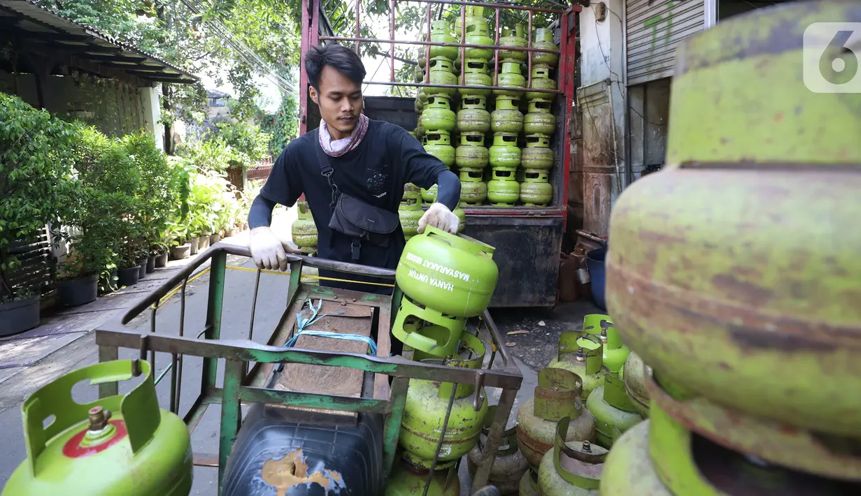 Pekerja menata tabung gas 3 kilogram saat distribusi di kawasan Jakarta, Senin (13/6/2022). PT Pertamina (Persero) menerima tambahan belanja subsidi bahan bakar minyak (BBM) dan liquefied petroleum gas (LPG) sebesar Rp235 miliar. Dengan tambahan itu, maka BBM jenis Pertalite dan Gas LPG 3 Kg dipastikan tidak akan naik. (Liputan6.com/Angga Yuniar)