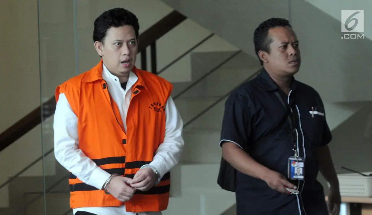 Bupati nonaktif Cianjur Irvan Rivano Muchtar (kiri) usai menjalani pemeriksaan oleh penyidik di Gedung KPK, Jakarta, Selasa (5/3). Irvan diperiksa untuk pengembangan kasus korupsi pemotongan DAK Pendidikan Kabupaten Cianjur. (merdeka.com/Dwi Narwoko)