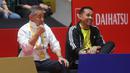 Pelatih Tunggal putra Indonesia, Mulyo Handoyo, memberikan dukungan kepada Jonatan Christie saat melawan wakil Chinese Taipei, Lin Chun-Yi, pada babak 16 besar Indonesia Masters 2025 di Istora Senayan, Jakarta, Kamis (23/1/2025). (Bola.com/M Iqbal Ichsan)