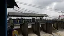 Kondisi debit air di Bendung Katulampa, Kota Bogor, Jawa Barat, Jumat (19/2/2021). Meski sempat mengalami kenaikan debit air pada Jumat (19/2) pagi, namum sekitar pukul 15.00 WIB, debit air di Bendung Katulampa berada di zona hijau dengan ketinggian sekitar 50 cm. (Liputan6.com/Helmi Fithriansyah)