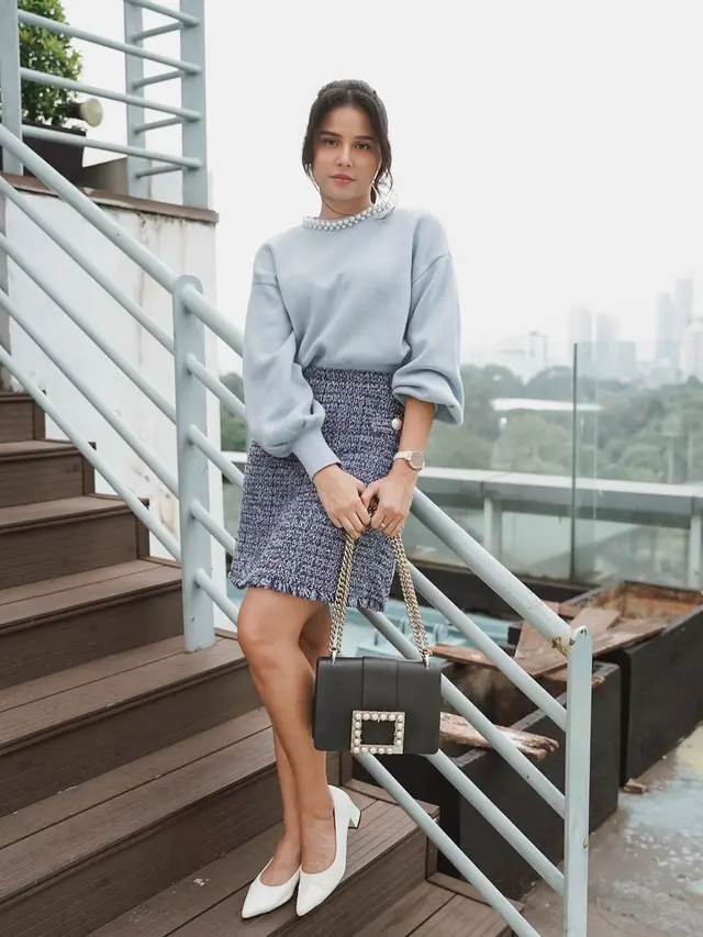 Sweater Pastel dan Rok Tweed