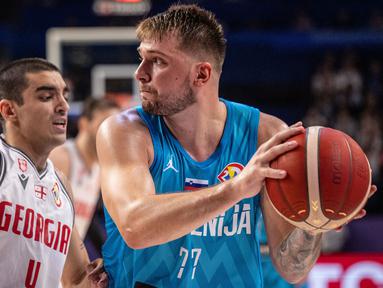 Jerman tampil sebagai kampiun dalam ajang Piala Dunia FIBA 2023 setelah mengalahkan Serbia di laga final. Namun tak ada nama dari kedua tim yang masuk dalam daftar 5 besar pemain dengan rataan poin tertinggi selama berlangsungnya Piala Dunia FIBA 2023. Siapa saja kelima pemain tersebut? Simak uraiannya berikut ini. (AFP/Yuichi Yamazaki)