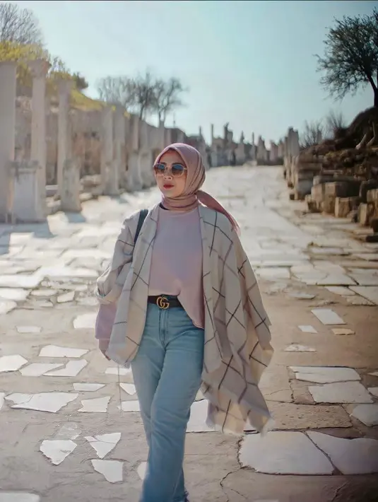 OOTD ala Kesha Ratuliu ini cocok untuk di segala kesempatan. Padukan long sleeve dengan outer dan celana jeans. (Instagram/kesharatuliu05).