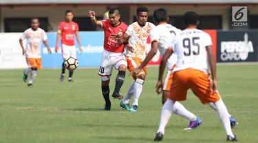 Pemain Persija, Bambang Pamungkas mencoba lolos dari kawalan pemain Perseru pada lanjutan Liga 1 Indonesia di Stadion Patriot Candrabhaga, Bekasi, Selasa (19/9). Laga dimenangkan Persija 1-0. (Liputan6.com/Helmi Fithriansyah)