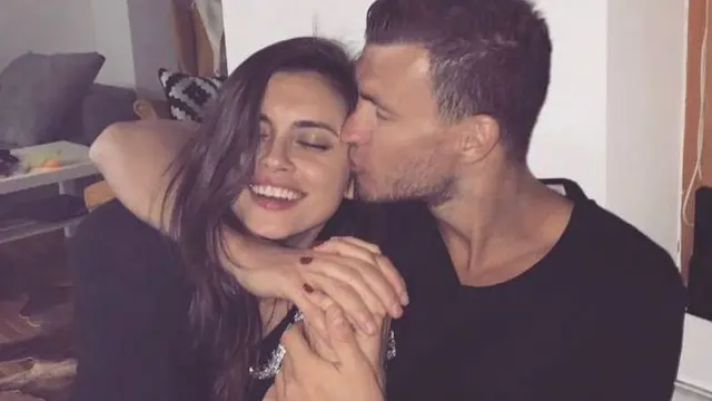 Amra Silajdzic bersama bomber AS Roma, Edin Dzeko
