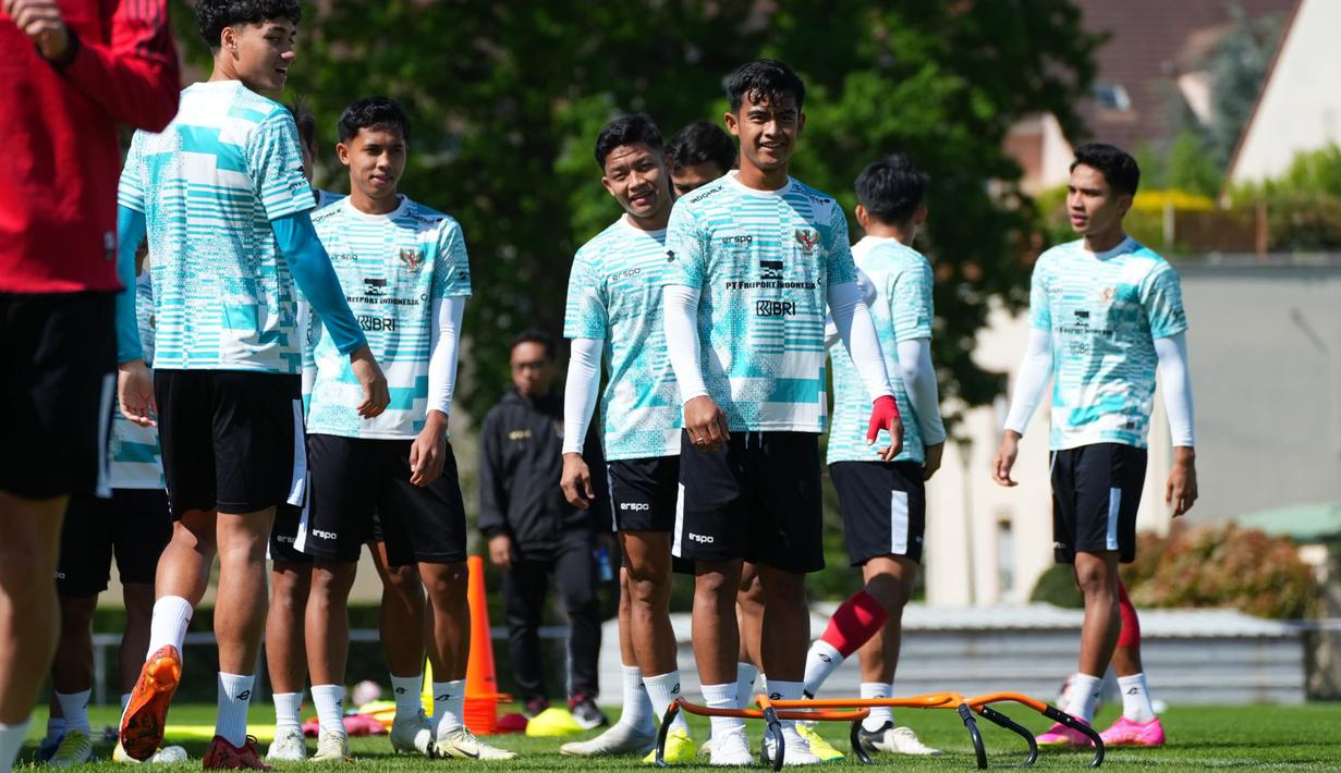 Pemain Timnas Indonesia U-23, Pratama Arhan (ketiga kanan) dan rekan-rekannya saat melakukan latihan menjelang laga Play-off melawan Guinea di Stade Leo Lagrange, Paris, Prancis, Rabu (08/05/2024) waktu setempat. (Dok. PSSI)