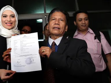 Mantan vokalis Eqoutez, Delia Septianti bersama kuasa hukumnya menunjukkan surat pelaporan pada saat ditemui di Polda Metro Jaya, Selasa (19/7). (Liputan6.com/Herman Zakharia)