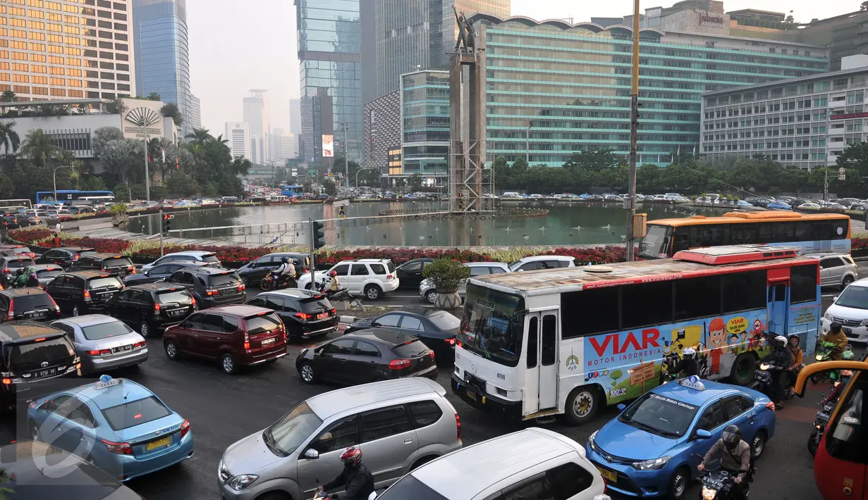 Kendaraan terjebak macet jelang jam berbuka puasa di Bundaran Hotel Indonesia, Jakarta, Senin (6/6).Kemacetan juga dikarenakan sejumlah perkantoran di Jakarta memulangkan karyawannya lebih awal. (Liputan6.com/Johan Tallo)