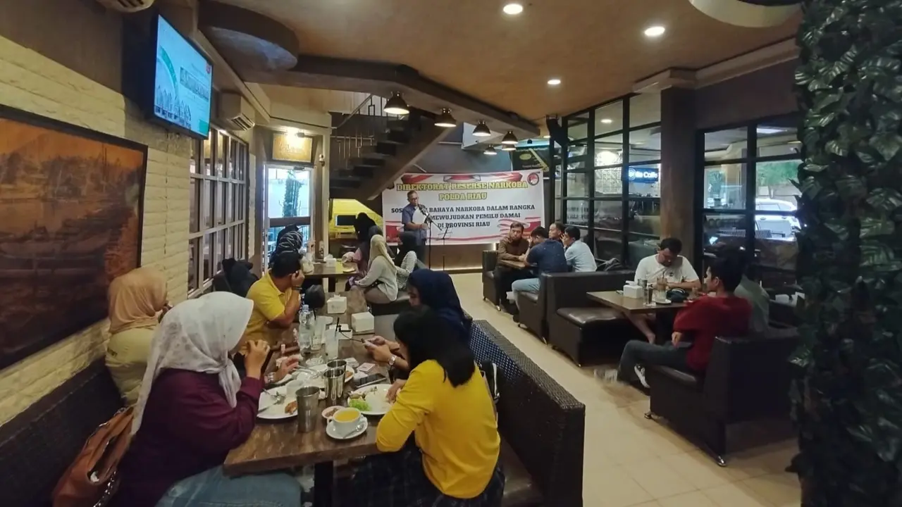 Direktorat Reserse Narkoba Polda Riau sosialisasi bahaya narkoba di salah satu kafe di Pekanbaru.