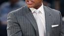 Aksi pelatih New Orleans Pelicans, TAlvin Gentry memberikan instruksi kepada pemainnya saat melawan New York Knicks pada laga NBA basketball game di Madison Square Garden, New York (9/1/2017). Pelicans menang 110-96.  (AP/Kathy Willens)