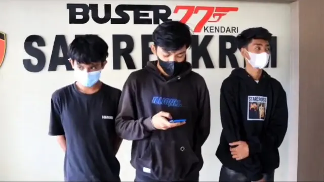 Video viral tiga orang remaja di Kota Kendari seret anjing di jalan raya tanpa rasa kasihan, ketiganya ditangkap polisi.(Liputan6.com/Ahmad Akbar Fua)