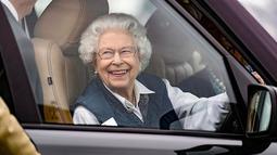 Dalam foto-foto yang beredar sang Ratu menunjukkan betapa bahagianya ia. Menariknya Ratu Elizabeth II menunjukkan senyum lebar saat ia mengendarai Land Rover-nya sendiri menuju Royal Windsor Horse Show. (Foto: Instagram/william_catherine82)