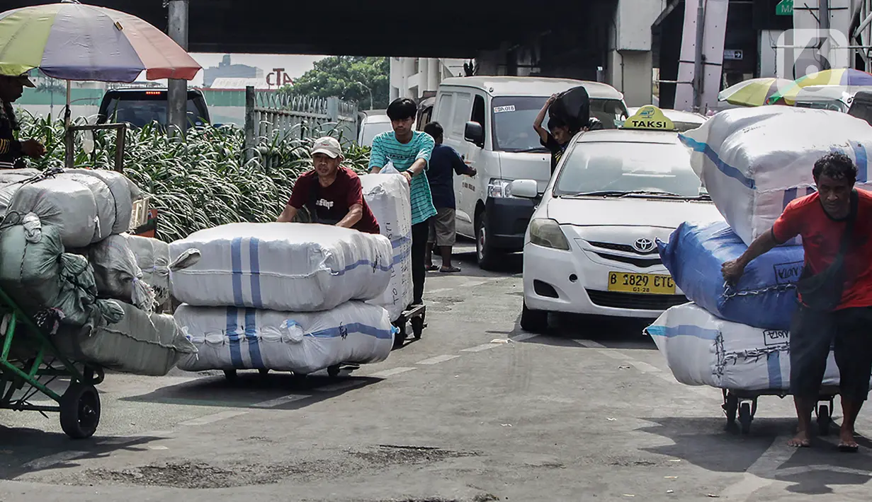 Pasar Tanah Abang biasanya jauh lebih ramai menjelang dan selama bulan suci Ramadhan. (Liputan6.com/Johan Tallo)