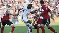 Salah satu aksi gelandang Perancis, Geoffrey Kondogbia (tengah), pada pertandingan persahabatan melawan Albania, di Stadion Qemal Stafa, Elbasan, 13 Juni 2015. ( AFP PHOTO / LOIC VENANCE)