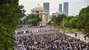 Penetapan ini juga merujuk pada Keputusan Musyawarah Nasional XXXII Tarjih Muhammadiyah tentang Kalender Hijriah Global Tunggal (KHGT). Tampak dalam foto, umat muslim saat melaksanakan salat Idul Fitri 1447 Hijriah di salah satu ruas jalan di kota Surabaya, Jawa Timur, pada Jumat 20 Maret 2026. (JUNI KRISWANTO/AFP)