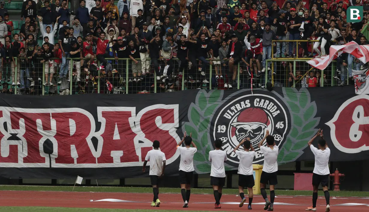 Pemain Timnas Indonesia U-16 menyapa suporter saat melawan tim Piala Soeratin Bekasi U-17 pada laga uji coba di Stadion Patriot, Kota Bekasi, Jumat (13/3/2020). Kedua tim bermain imbang 1-1. (Bola.com/M Iqbal Ichsan)