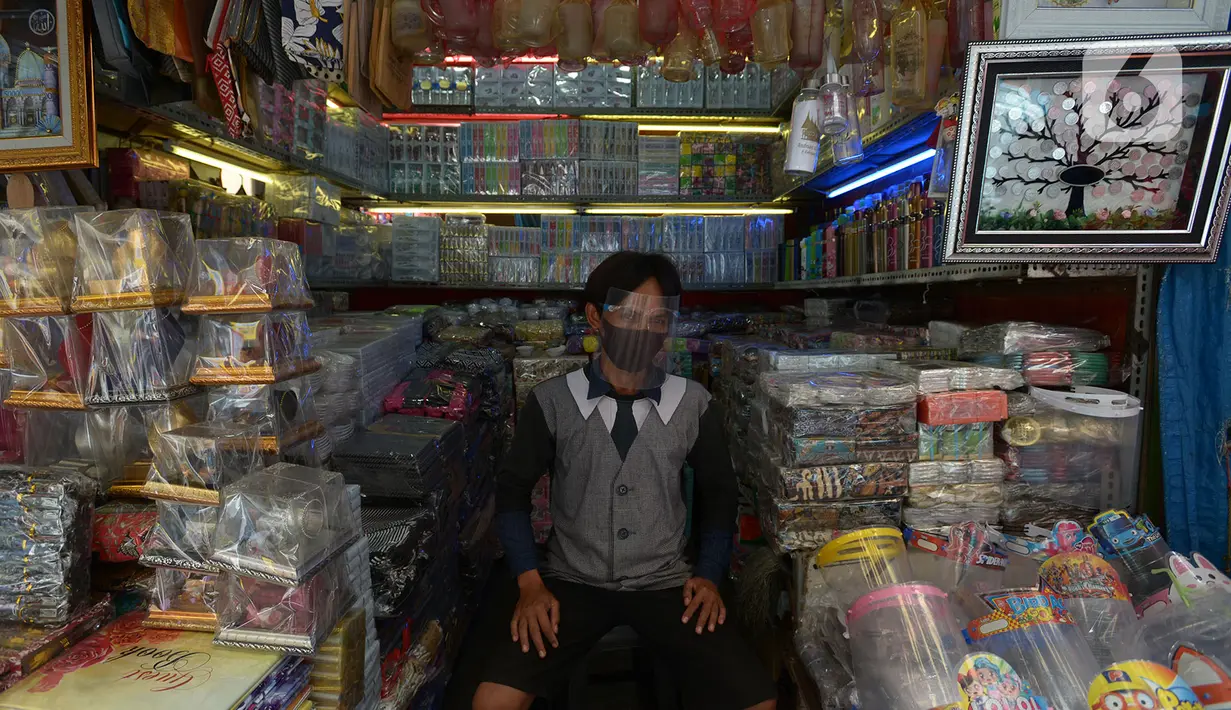 Pedagang memakai masker di Pasar Jatinegara, Kamis (10/9/2020). Pembagian masker serta himbauan  memakai masker saat keluar rumah dan ditempat Himb ini dilakukan untuk pencegahan penularan Covid-19 dimana kasus Covid-19 terus meningkat. (merdeka.com/Imam Buhori)