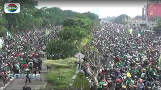 Ribuan Bonek Mania atau pendukung fanatik kesebelasan Persebaya Surabaya tumpah ruah di jalan-jalan utama Kota Surabaya, Jawa Timur.
