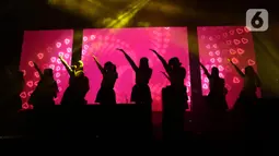 Aksi enerjik personil JKT48 memeriahkan hari pertama Festival6. (Liputan6.com/Helmi Fithriansyah)