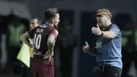 Pelatih PSM Makassar, Robert Rene Alberts, saat pertandingan melawan Persib Bandung pada laga lanjutan Liga 1 di Stadion GBLA, Bandung, Rabu, (5/7/2017). Persib menang 2-1. (Bola.com/M Iqbal Ichsan)