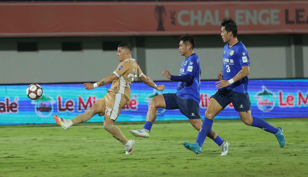 Pemain tengah Dewa United, Alexis Messidoro (kiri) saat berlaga melawan Tainan City FC pada matchday kedua Grup E AFC Challange League 2025-2026 di Stadion Indomilk Arena, Tangerang, Banten, Rabu (29/10/2025) malam WIB. Hasilnya, pada menit ke-7, Alexis Messidoro membawa Dewa United unggul 1-0 setelah memanfaatkan assist Egy Maulana Vikri.  (Bola.com/M Iqbal Ichsan)